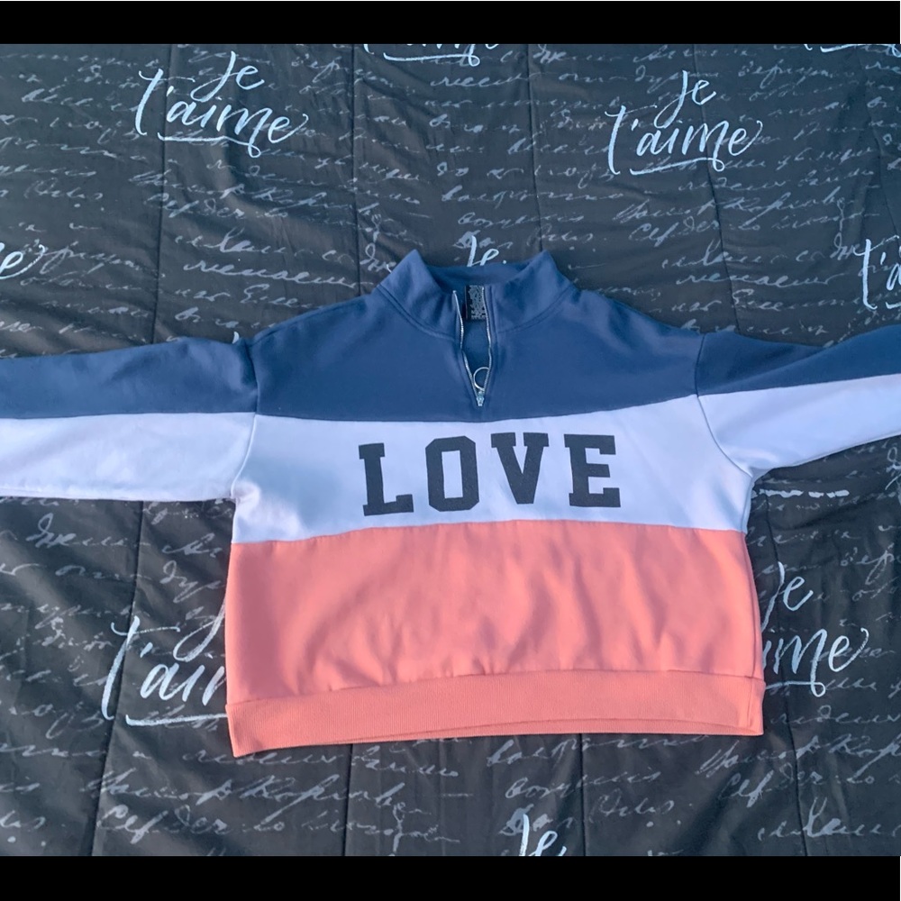 I’m selling this sweater crop top